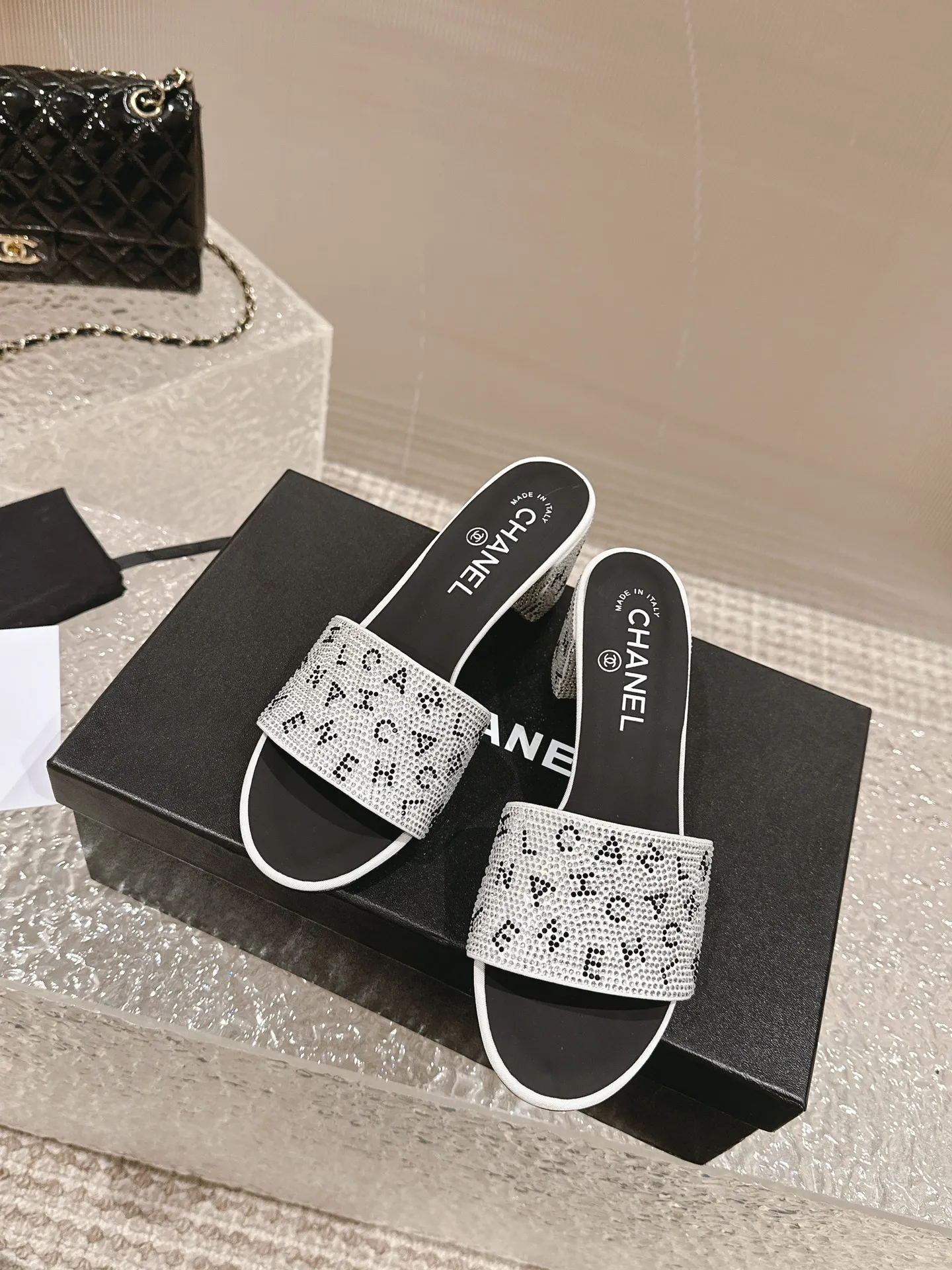 👟👟Ex-factory price 460👟👟 Women's shoes, women's clothing, Xiaoxiang, black rhinestones with large letters, Chanel rhinestone slippers, really such blingbling slippers full of diamonds, both classic and artistic, and can be styled according to your daily style. The characteristic is that the hot diamonds are particularly shiny. They are made with heavy craftsmanship and are not easy to fall off. They have a sexy and versatile temperament for ladies. Color: black, white. Heel height 5 cm. 35-41